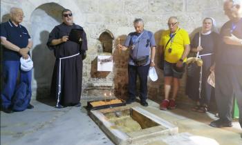 In preghiera intorno alla Pietra dell'Ascensione
