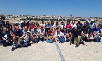 Foto di gruppo con la città di Gerusalemme nello sfondo