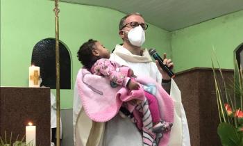Padre Luca durante una celebrazione in Brasile
