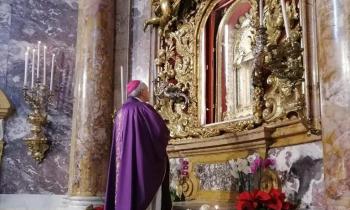 Il Vescovo davanti all'immagine della Madonna di San Luca