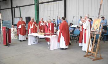 Monsignor Livio Corazza celebra la Messa per i volontari alla Fiera di Forlì