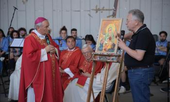 Franco Vignazia illustra il suo dipinto della Madonna del Fango