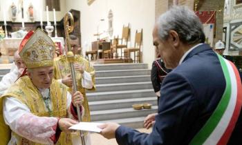 Il Vescovo consegna al Sindaco di Forlì il suo Messaggio alla città