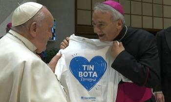 Il Vescovo consegna al Papa la maglietta 